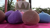 Des prothèses de sein en tricot