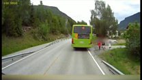 子供たちが大型トラックとニアミス 対向車線見ず道を渡ろうと