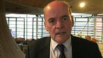Vaughan Roderick: 'Dwy broblem Carwyn Jones'