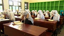 دخترانی که در قندهار به مکتب میروند