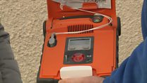 100 defibrillator anns na h-Eileanan