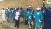 Wasu sanye da kaya kalar tutar APC na maraba da zuwan Buhari