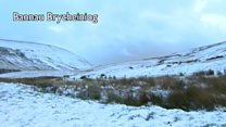 Eira'n disgyn ar draws Cymru