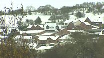 Eira'n effeithio ar ffyrdd Cymru
