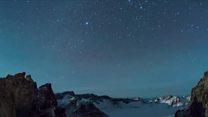 ふたご座流星群 冬の夜空に幻想的光景