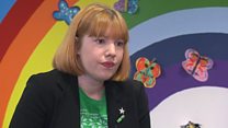 Diogelwch ar-lein: 'Angen siarad yn aml'
