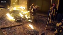 Le pompier attrape un enfant jeté d'un immeuble en feu