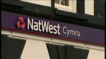 Pryder am ddyfodol banciau Aberteifi