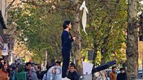As mulheres que desafiam o regime no Irã tirando o véu da cabeça