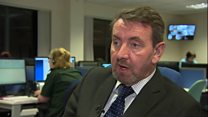 '111 yn lleihau pwysau ar ysbytai'