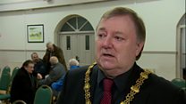 'Dylai'r ysbyty newydd fod yng Nghaerfyrddin'