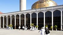 ما معنى عبارة NORTHERN EUROPE'S FIRST PURPOSE BUILT MOSQUE ؟