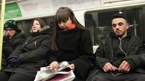 هنرمندی که با نقاشی در مترو بیماریش را درمان میکند