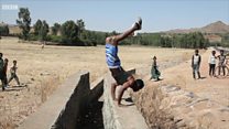 مردی که روی دستانش راه میرود