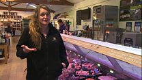 Louise McNutt o’r tîm sy’n gwerthu’r cig carw