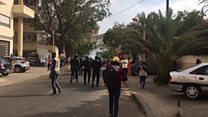 La police lance des grenades lacrymogènes aux manifestants à l'Assemblée nationale.