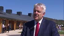 Cyhuddiad achosi poen meddwl 'ddim yn wir'