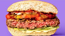 Burger ya mboga inayotoa damu inapokatwa