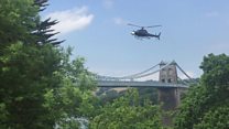 Hofrennydd o Holywood dros Pont Menai