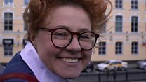 Орусиялыктарга кантип жылмаюу керектиги үйрөтүлүп жатат