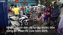 Người dân tụ tập ở trụ sở công an Phan Rí Cửa hôm 20/6