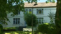Pryder am ddyfodol Ysbyty Dyffryn Aman