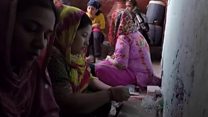 چوڑیاں بنانے والے سنہری ہاتھوں کو کیا ملتا ہے؟