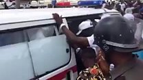 Wọn gbe Fayose wọ ọkọ alaarẹ