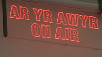 Pryder am golli swyddi radio lleol
