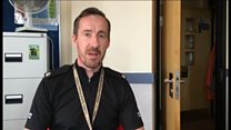 Chwilio am wirfoddolwyr i ateb ymholiadau i'r heddlu