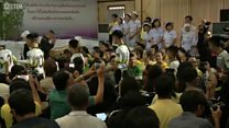 Видео: Таиланддык балдар журналисттер алдына чыгышты