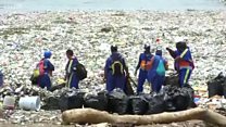Saat 30 ton sampah plastik berakhir di pantai