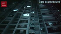 Saat bocah lima tahun terjebak di luar jendela lantai 12 apartemen