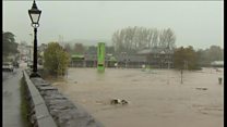 Llifogydd yn amgylchynu Llanbedr Pont Steffan