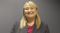 Rhuanedd Richards sy'n ateb cwestiynau busneslyd Cymru Fyw
