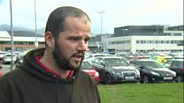 Oedi am ambiwlans ym Mhwllheli