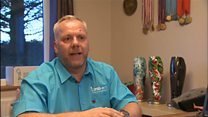 Cwmni'n 'chwalu rhwystrau' coesau ffug