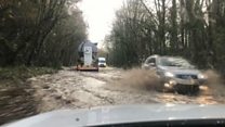 Gyrru trwy lifogydd ar gyrion Caerdydd