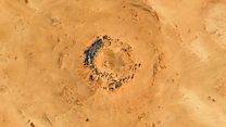ما معنى عبارة Giant meteor crater؟