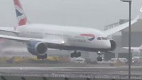 Plane struggles to land in strong winds