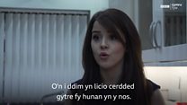 Fe ddioddefodd Sara Manchipp stelcian ar-lein am gyfnod o wyth mis