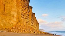 Walkers narrowly avoid cliff collapse