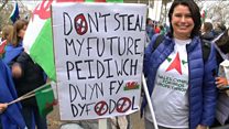 Cymry'n teithio i Lundain i rali refferendwm
