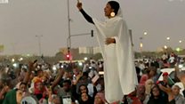 Ifoto y'uwu mugore ari mu myiyerekano ya Sudani yabaye rurangiranwa