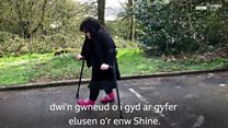 Catrin yn cerdded milltir y dydd er budd elusen Spina Bifida