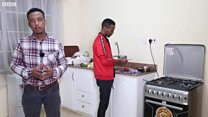 Nin Soomaali ah oo xaaskiisa af-fur u sameeya