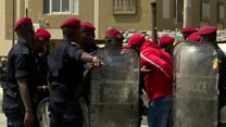 A Dakar, la capitale du Sénégal, plusieurs personnes ont été arrêtées par les forces de l'ordre.