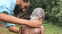 የተማሪዎቹን ገላ የሚያጥበው መምህር ስዩም ቦጋለ