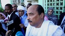 Le président Mohamed Ould Abdel Aziz après son vote