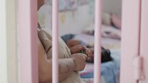 Бебе иза решетака: Како изгледа живот деце рођене у затвору